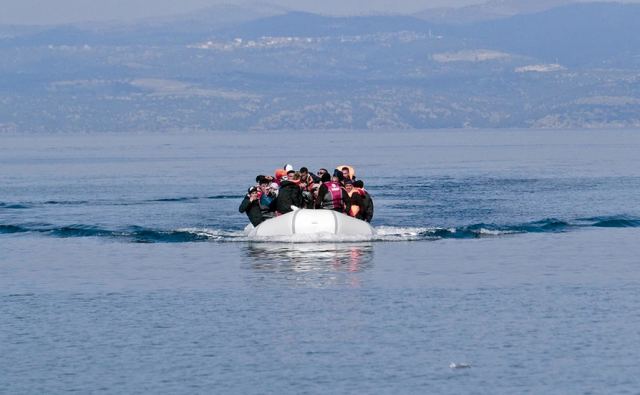 66 μετανάστες εντοπίστηκαν σε λέμβο νότια της Θήρας