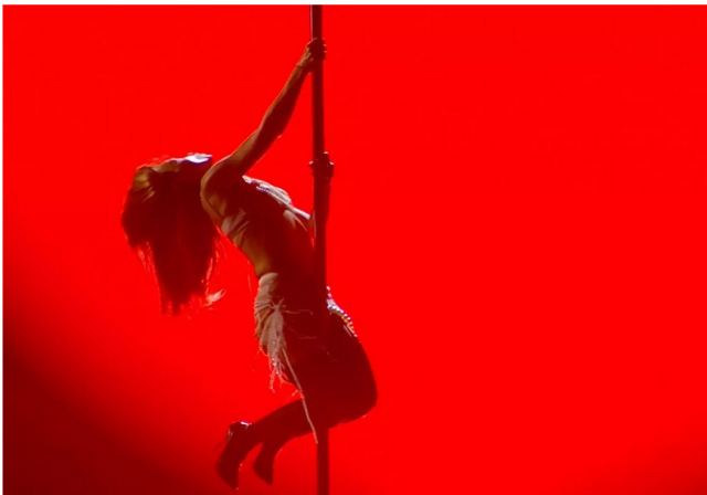 Η Ελένη Φουρέιρα έκανε pole dancing στο Madwalk 2023 και άναψε «φωτιές»