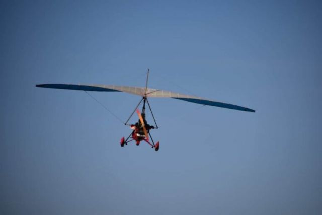 Έπεσαν στη θάλασσα με ανεμόπτερο και ζήτησαν άσυλο