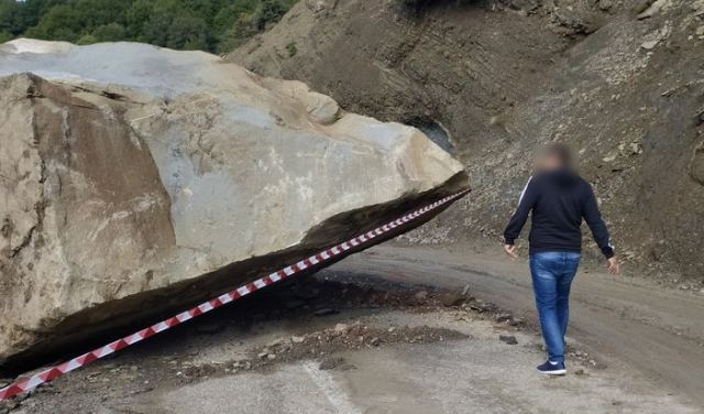 Μεγάλος βράχος έκλεισε το δρόμο Προυσού - Αγρινίου