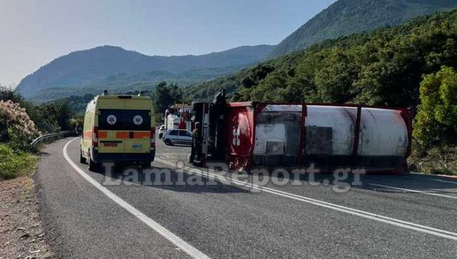 Τούμπαρε νταλίκα στις στροφές του Μπράλου - Δείτε εικόνες