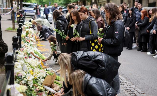 Βελιγράδι: Συγκλονισμένη η Σερβία από το μακελειό - «Φαινόταν σαν να περνούσε επίπεδα σε παιχνίδι»