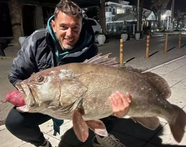 Λευκάδα: Η σφυρίδα που έπιασε ζύγιζε 24 κιλά και γέμισε την αγκαλιά του