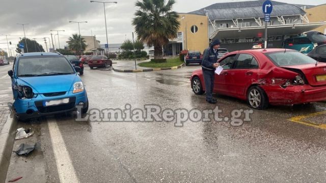 Τροχαίο στην πιάτσα των ταξί στο ΚΤΕΛ Φθιώτιδας (ΒΙΝΤΕΟ-ΦΩΤΟ)