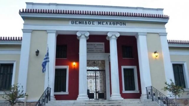 Δικηγόρος κατέβασε την Ελληνική σημαία και κρέμασε τις κάλτσες της!