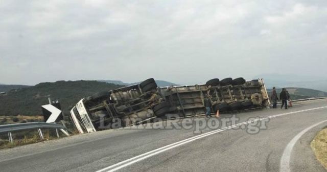 Νταλίκα ανατράπηκε στο δρόμο Λαμίας - Δομοκού