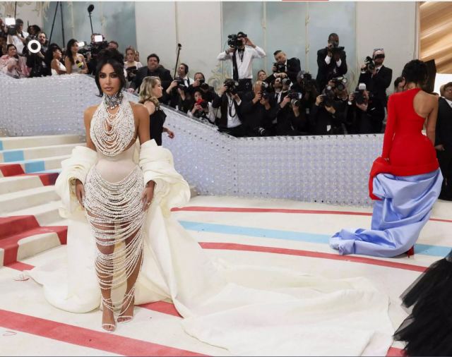 Kim Kardashian: Πήγε στο Met Gala με φόρεμα με 50.000 μαργαριτάρια και 16.000 κεντημένους κρυστάλλους