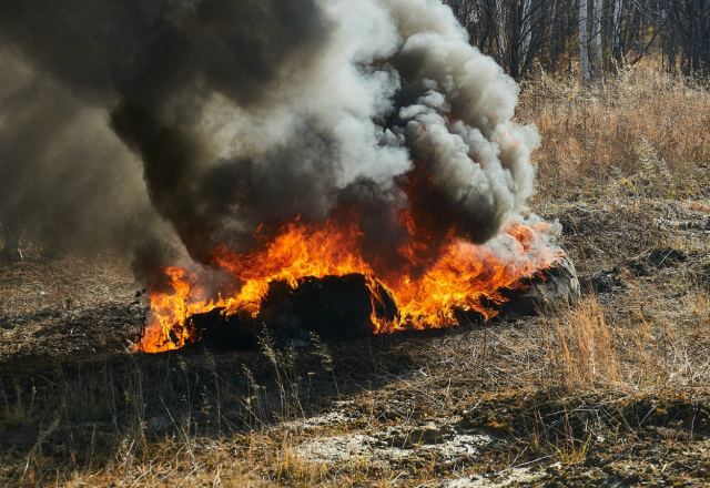 Πώς το νερό σβήνει τη φωτιά; Και γιατί δεν τη σβήνει πάντα; Η επιστήμη απαντά