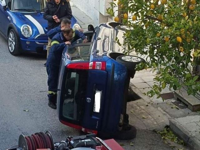 Απίστευτο! Τουμπάρισε στην προσπάθειά της να παρκάρει