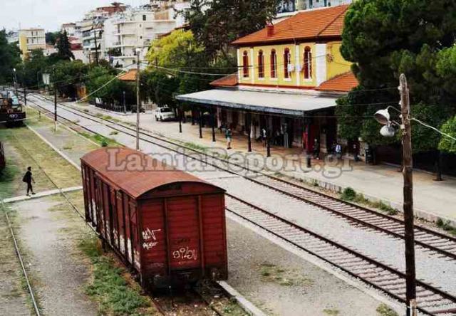 Περιμένοντας το λεωφορείο της Hellenic Train που δεν ήρθε