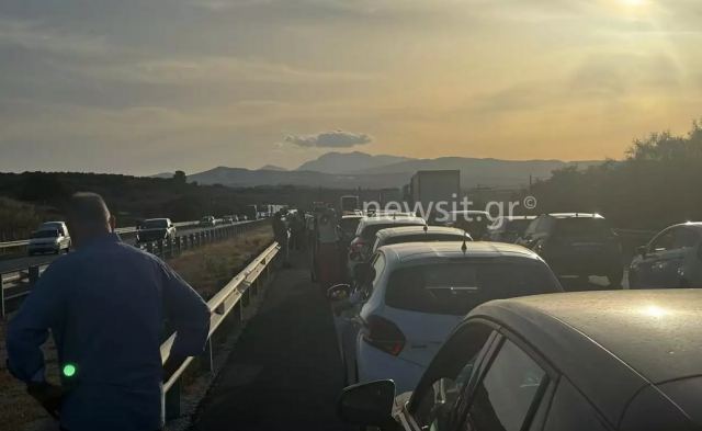 Τροχαίο με φορτηγό στην Κορίνθου – Πατρών: Ουρές ακινητοποιημένων αυτοκινήτων