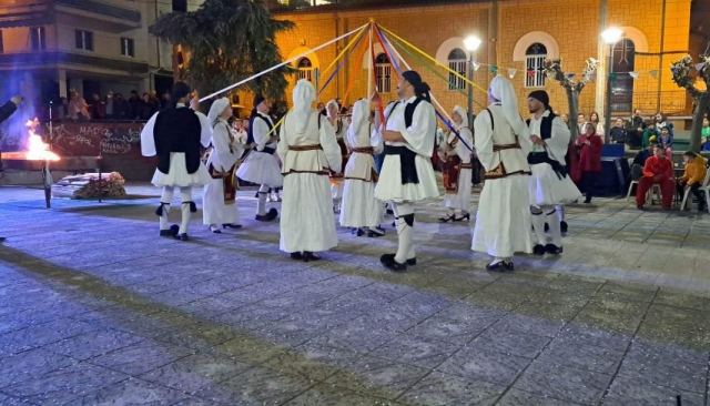 Το Γαϊτανάκι στην πλ. Αγίων Θεοδώρων στη Λαμία