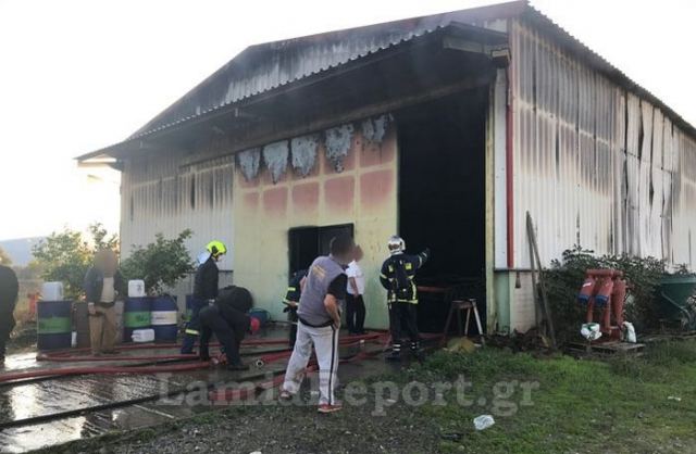 Λαμία: Λαμπάδιασε τρακτέρ σε αποθήκη - Δείτε εικόνες