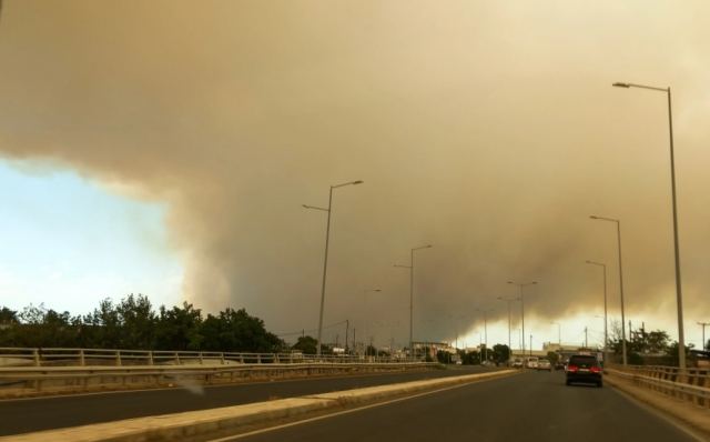 Φωτιά στην Αλεξανδρούπολη: Πλησιάζει το δάσος της Δαδιάς η πυρκαγιά - «Χιονίζει» στάχτη στο κέντρο της πόλης