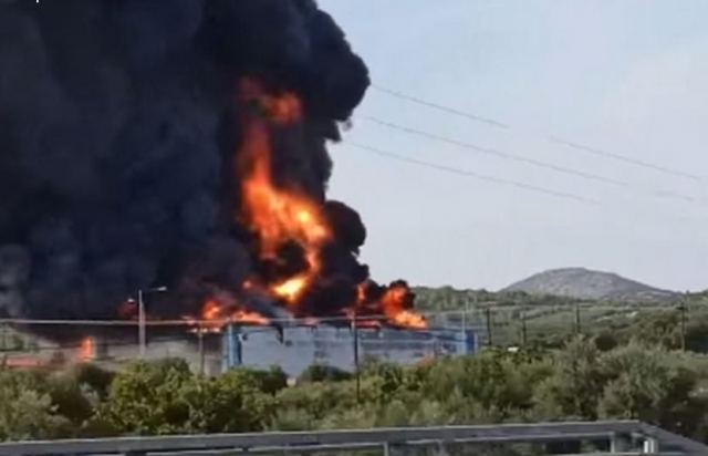 Υπό έλεγχο η πυρκαγιά στο εργοστάσιο στο Βαθύ