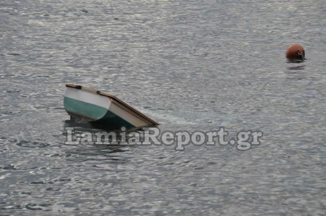 Ημιβυθισμένο σκάφος στις Ράχες εξαιτίας του καιρού