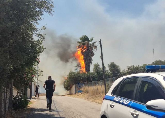 Ανεξέλεγκτη η μεγάλη φωτιά στη Βάρης-Κορωπίου - Καίγονται σπίτια