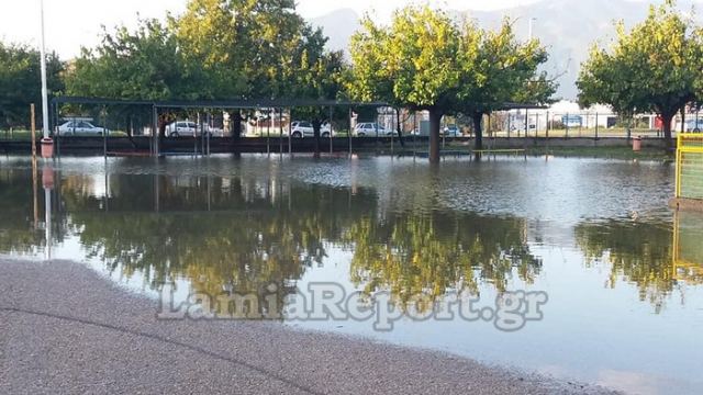 Λαμία: Πλημμύρισε το προαύλιο Δημοτικού Σχολείου (ΒΙΝΤΕΟ)