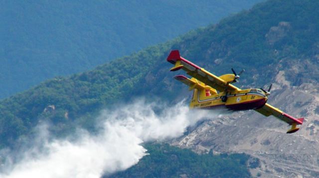 Έπεσε αεροπλάνο στη μεγάλη φωτιά στα Δερβενοχώρια