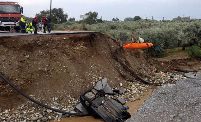 Επιχείρηση μεταφοράς νεφροπαθών με φορεία και σχοινιά - Δρόμος κόπηκε στα δυο στο Πήλιο