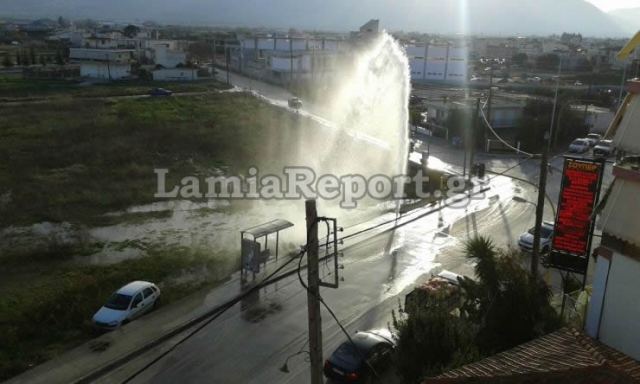 Λαμία: Απίστευτο τροχαίο μέσα στην πόλη (ΒΙΝΤΕΟ - ΦΩΤΟ)