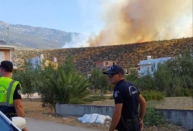 Και η Αστυνομία στη μάχη με τις φλόγες