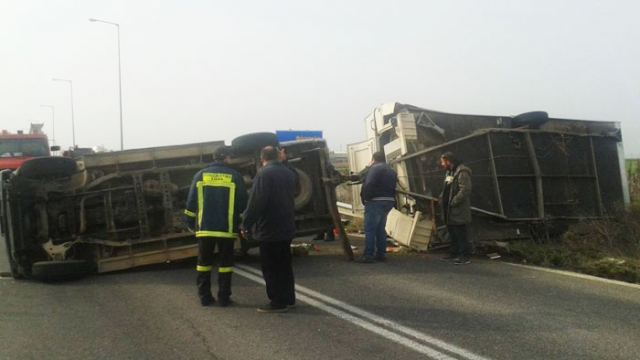 Αναποδογύρισε αγροτικό με τροχόσπιτο - Δείτε βίντεο