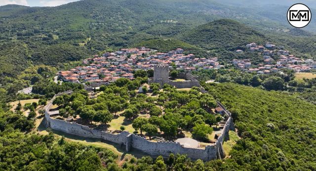 Μια γαλαρία τρένων του 1915 κάτω από το Βυζαντινό Κάστρο Πλαταμώνα