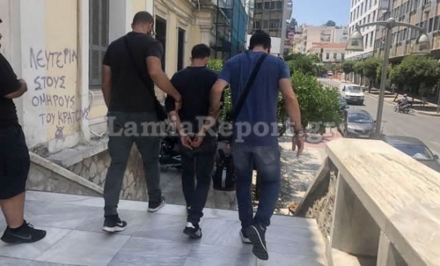 Στα Δικαστήρια Λαμίας ο Αλβανός που μαχαίρωσε τον περιπτερά - ΒΙΝΤΕΟ