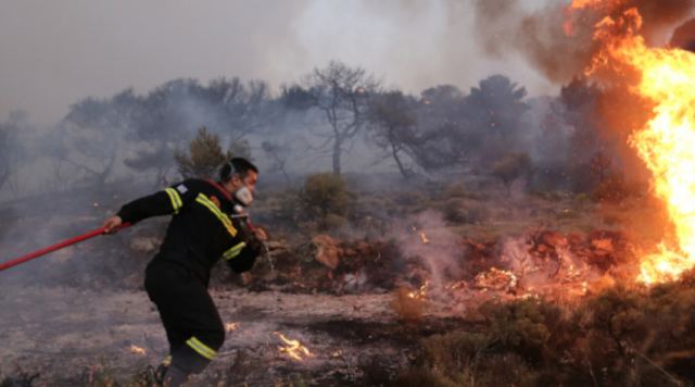 Φωτιά κοντά σε οικισμό στην Πάργα - Μεγάλη η κινητοποίηση της πυροσβεστικής