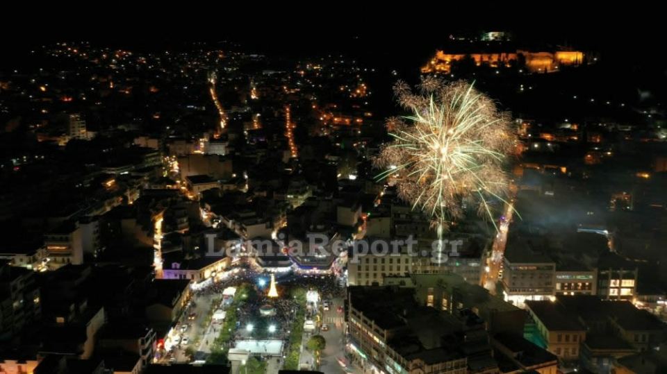 Βίντεο και φωτορεπορτάζ από το άναμμα του δέντρου στη Λαμία