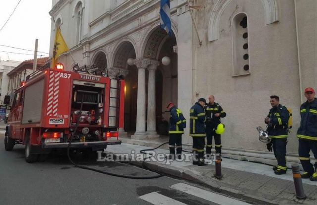 Λαμία: Φωτιά τα ξημερώματα στην Μητρόπολη (ΒΙΝΤΕΟ-ΦΩΤΟ)