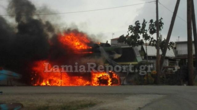 Φθιώτιδα: «Λαμπάδιασε» γεωργική μηχανή μέσα στα σπίτια