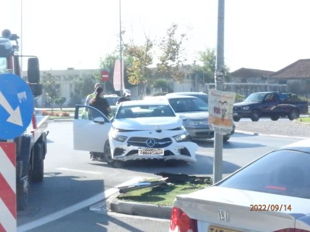 Mercedes καρφώθηκε σε κολώνα (ΦΩΤΟ)