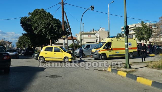 Λαμία: Καραμπόλα τριών αυτοκινήτων σε διασταύρωση (ΒΙΝΤΕΟ-ΦΩΤΟ)