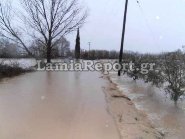 Πλημμύρισε ο Σπερχειός - Διεκόπη η κυκλοφορία για Φραντζή