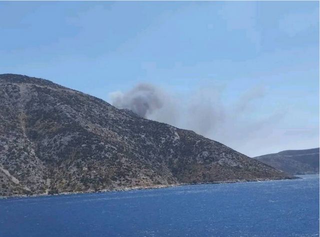 Σε εξέλιξη η φωτιά στους Φούρνους Ικαρίας - Μήνυμα από το 112 για εκκένωση