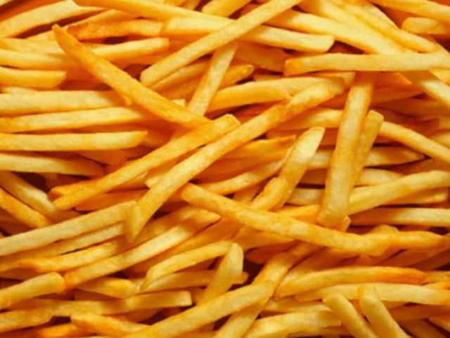 Junk food όνομα και πράγμα: Υπάλληλος σέρβιρε σε πελάτες πατάτες από τα σκουπίδια