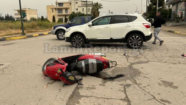 Λαμία: Τροχαίο με μηχανάκι - «Πέταξε» πάνω από το αυτοκίνητο ο δικυκλιστής (ΒΙΝΤΕΟ)