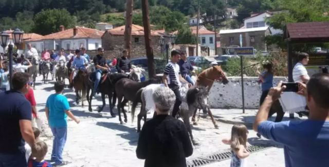 Καβαλάρηδες κατέκλυσαν τους δρόμους με τα άλογά τους