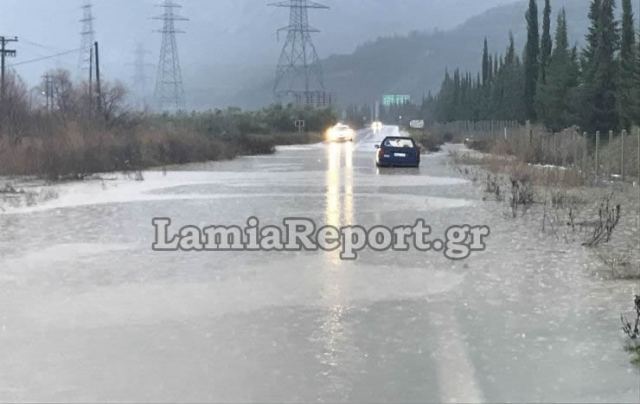 Λαμία: Δείτε ΒΙΝΤΕΟ με εγκλωβισμένη γυναίκα στον παράδρομο