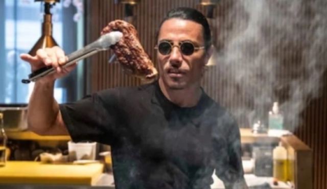 Salt Bae: Ο εξωφρενικός λογαριασμός των 100.000 ευρώ που κάνει τον γύρο του διαδικτύου (ΒΙΝΤΕΟ)