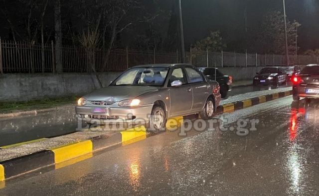 Λαμία: Αυτοκίνητο «καβάλησε» τη νησίδα - Δείτε εικόνες