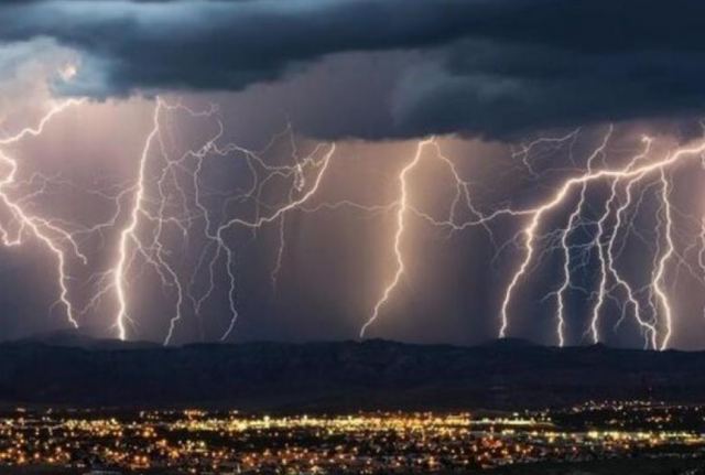 Συναγερμός για τους εκατοντάδες κεραυνούς - Tι είναι η «ξηρή καταιγίδα»