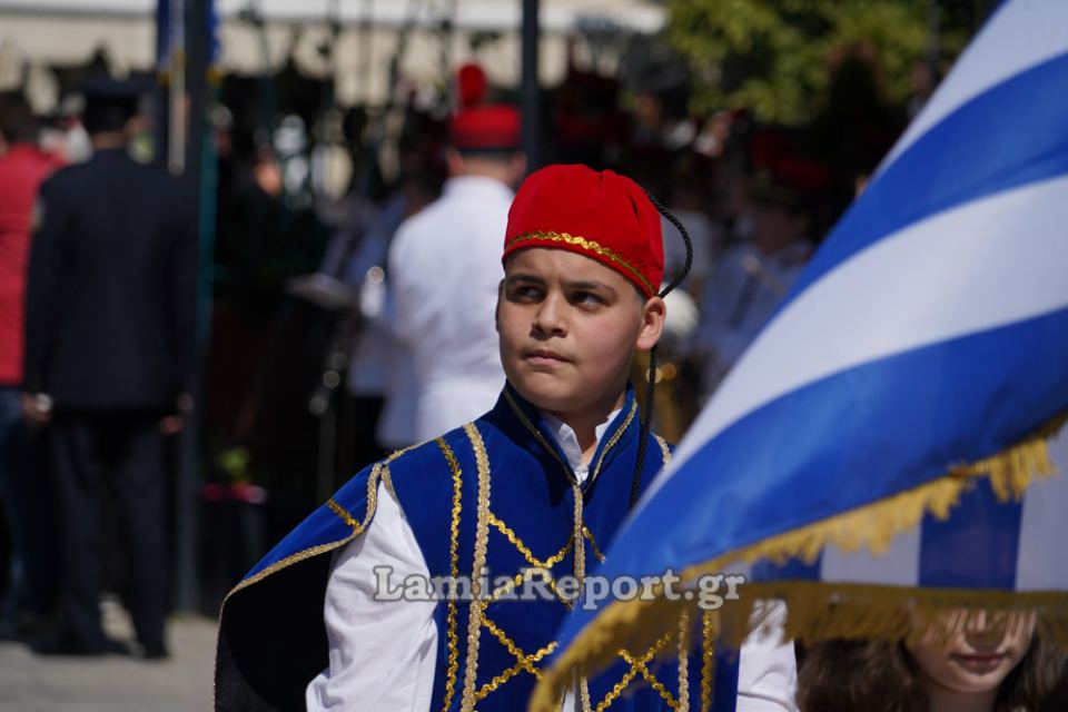 Εικόνες από τη μαθητική παρέλαση της 25ης Μαρτίου στη Λαμία (Δημοτικά) ΜΕΡΟΣ 2