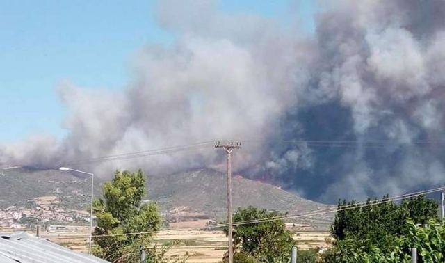 Συνεχίζει το καταστροφικό της έργο απειλώντας περιουσίες η πυρκαγιά στη Ν. Εύβοια