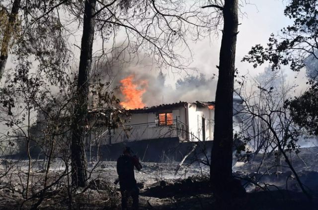 Οι φωτιές σε Πάρνηθα, Κερατέα και Σταμάτα έκαψαν πάνω από 2.000 στρέμματα και κατέστρεψαν σπίτια και αυτοκίνητα – Ο απολογισμός