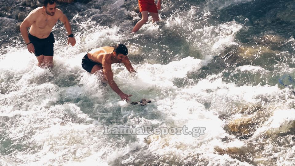 Θεοφάνια στο Γοργοπόταμο - Οι τολμηροί που βούτηξαν στα παγωμένα νερά