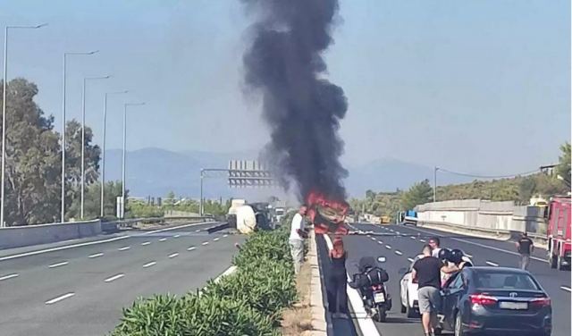 Φωτιά στην Αθηνών - Κορίνθου μετά από ανατροπή βυτιοφόρου - Έκλεισε η Εθνική Οδός