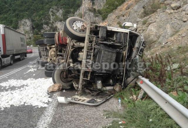 Τούμπαρε νταλίκα στις στροφές του Μπράλου - ΦΩΤΟ